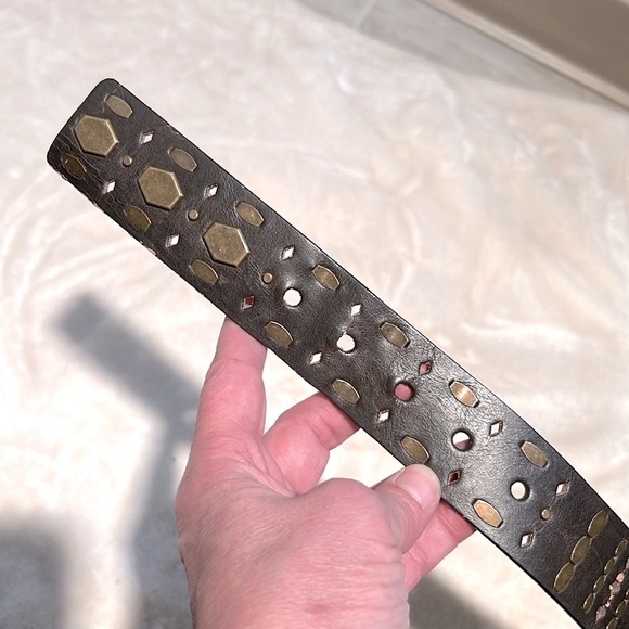 JESS SIMPSON👖 VTG FAUX BROWN LEATHER BELT W/RIVET ACCENTS Women’s 45” Fit37”-41” - Picture 9 of 12